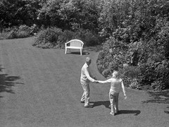 Cảm động cảnh người chồng ân cần chăm sóc vợ bị bệnh Alzheimer khi về già