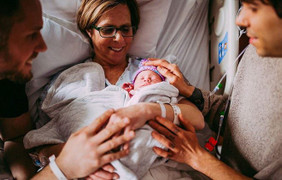 Cặp đôi đồng tính nam có con nhờ mẹ mang thai hộ