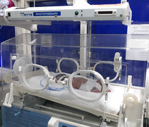 Nữ sinh 17 tuổi ở Quảng Bình tự sinh con rồi bỏ bé vào nhà vệ sinh