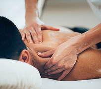 Chồng tìm ra sự thật về con gái khi biết vợ có khách massage quen