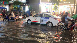 Mưa giải nhiệt khiến một số tuyến đường TP.HCM bị ngập