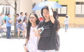 Đề thi vào lớp 10 chuyên Ngoại ngữ Hà Nội: Thí sinh lo lắng kết quả bài tự luận