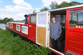 Nam sinh 18 tuổi biến con thuyền cũ thành căn nhà tiện nghi