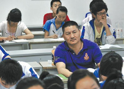 Thí sinh 52 tuổi thi đại học lần thứ 23