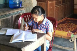 Nữ sinh quỳ gối khóc xin thi lại môn Văn: Xin thêm biên chế để thí sinh vào đúng nguyện vọng