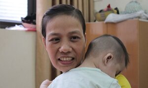 Người mẹ ung thư giai đoạn cuối từ chối điều trị, chấp nhận bị mù để sinh con