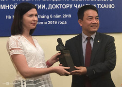 Nhà khoa học Việt được tặng tượng Viện sỹ Igor Kourchatov