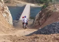 Thí sinh mải tìm bò lạc, đội tình nguyện viên vượt suối đi tìm chở đến dự thi