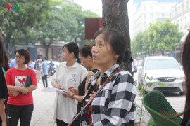 'Tôi chỉ mong ngày thi nhanh kết thúc, nhìn các con học khổ quá'