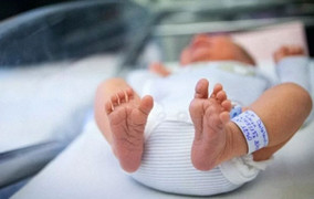 Bị ông cho uống rượu, bé trai một tháng tuổi thiệt mạng