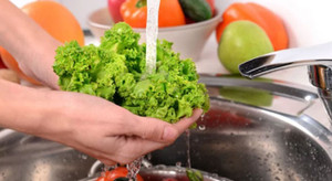 Để loại trừ phần lớn thuốc trừ sâu, bạn nên tham khảo cách rửa rau này