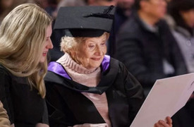 Cụ bà 90 tuổi nhận bằng thạc sĩ