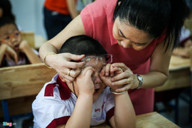 Ảnh: Học sinh lớp 1 ở TP.HCM mếu máo tìm bố mẹ trong ngày đầu đến trường