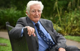 Bác sĩ 93 tuổi vẫn đi dạy phẫu thuật