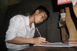 Ông bố tật nguyền nhặt ve chai rao bán nhà cho con vào đại học