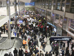 Mang theo áo chống đạn, sinh viên Trung Quốc không được du học Mỹ