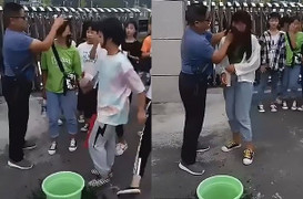 Thầy giáo đứng ở cổng trường lau sạch mặt các nữ sinh trang điểm trước khi cho vào lớp