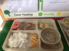 Phụ huynh tố trường Dân lập Quốc tế Việt Úc bớt khẩu phần ăn học sinh