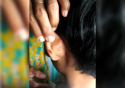 Không làm bài tập về nhà, học sinh lớp 4 bị giáo viên phạt dập ghim vào tai