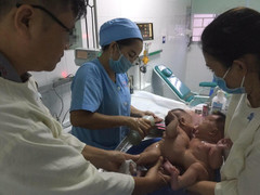 45 ngày đầu đời của cặp song sinh dính liền gan vừa được phẫu thuật tách rời