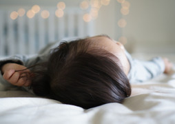 Bé gái 7 tuổi dậy thì sớm do bật đèn ngủ suốt 3 năm