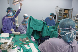 Cô gái bị hoại tử hậu môn do dùng thuốc nam chữa trĩ