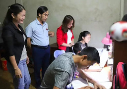 Giáo viên Hà Tĩnh kiểm tra học sinh ôn bài buổi tối