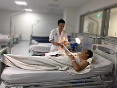 5 giờ căng thẳng 'hồi sinh' cánh tay đứt rời cho người đàn ông