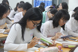 Thi trên máy tính bảng, điện thoại thông minh: Lo ngại thí sinh chụp đề thi ra ngoài nhờ làm hộ