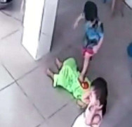 Bé 17 tháng bị nhóm bạn giẫm đạp: Đình chỉ Phó hiệu trưởng