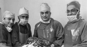 Phẫu thuật cắt bỏ quả thận khồng lồ 7,4 kg khỏi bệnh nhân