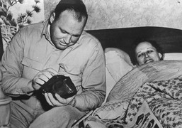 Thiên thạch 4,5 tỷ năm xuyên thủng mái nhà, rơi trúng sườn người phụ nữ đang ngủ