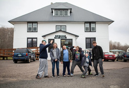 Trường học hơn 100 tuổi có một thầy giáo và sáu học sinh