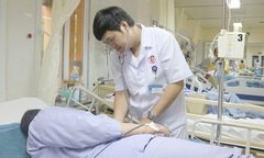 Người đàn ông nguy kịch vì ăn nhộng tằm