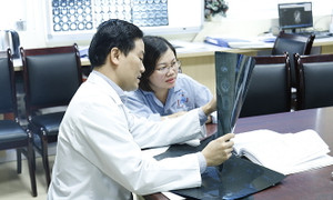 Mẹ ung thư di căn não đánh đổi sinh mạng để sinh con