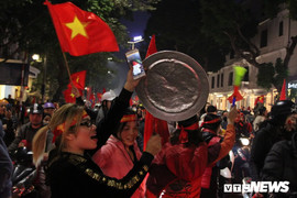 Ảnh: Hàng nghìn cổ động viên mang mâm, vung nồi đổ ra đường mừng chiến thắng U22 Việt Nam