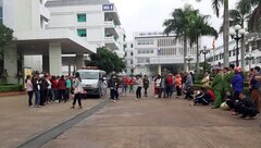 Người nhà ‘vây’ bệnh viện, tố bác sĩ tắc trách khiến sản phụ thiệt mạng thương tâm