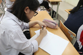 Gần 3.000 học sinh Hà Nội được thi lại vì ra đề quá mới: Lỗi tại ai?