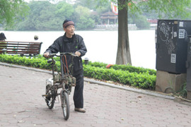 Ảnh: Người Hà Nội mặc áo khoác, đội mũ len giữa mùa hè