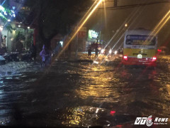 Hà Nội mưa như trút trong đêm, xe máy, ô tô ngập sâu giữa biển nước