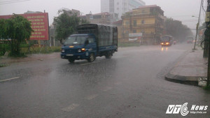 Bão số 2 đi vào đất liền, Hà Nội đang mưa rất to