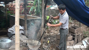 Ảnh: Dân ngoại thành Hà Nội rủ nhau thuê người đúc xoong nồi nấu bánh chưng Tết