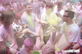 Hàng ngàn người bốc bột màu lao vào ném nhau, quậy tưng bừng Lễ hội Sắc màu tại Hà Nội