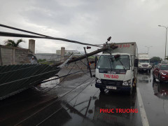 Clip: Dông lốc khủng khiếp quật đổ hàng loạt cột điện, cây xanh trên quốc lộ