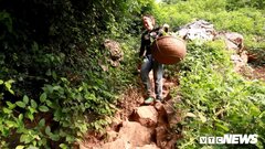 Ảnh: Nông dân Lạng Sơn gánh na xuống núi từ vách đá cheo leo