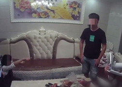 Clip: Chồng không cho tiền mua quần áo, vợ gào thét đòi nhảy lầu tự tử