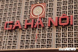 Ảnh: Cơ quan, công sở Hà Nội treo cờ rủ Quốc tang nguyên Tổng Bí thư Đỗ Mười