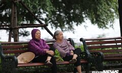 Ảnh: Người Hà Nội co ro trong gió lạnh đầu mùa