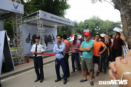 Ảnh: Nhiều người xếp hàng để được lái thử xe điện VinFast