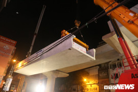 Ảnh: Công nhân xuyên đêm lắp đặt dầm U nặng 150 tấn cuối cùng trên tuyến đường sắt Nhổn - Ga Hà Nội